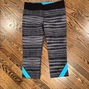 Under armor leggings below knee size medium
